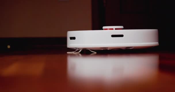 Smart Robot Vysavač Lidarem Dřevěné Podlaze Robot Vysavač Provádí Automatické — Stock video