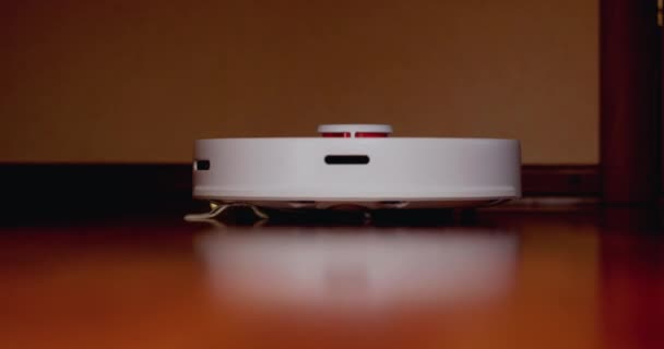 Smart Robot Odkurzacz Lidarem Drewnianej Podłodze Robot Odkurzacz Wykonuje Automatyczne — Wideo stockowe