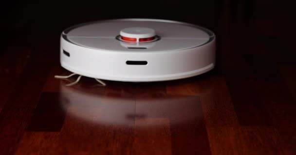 木製の床にライダー付きスマートロボット掃除機 ロボット掃除機はアパートの自動クリーニングを実行します 4Kスローモーション100 Fps Prores 422 10ビット — ストック動画