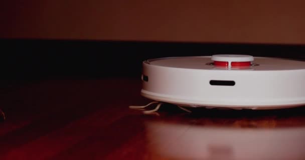Smart Robot ηλεκτρική σκούπα με λιντάρ στο ξύλινο πάτωμα. Ρομπότ ηλεκτρική σκούπα εκτελεί αυτόματο καθαρισμό του διαμερίσματος. 4K αργή κίνηση 100 fps, ProRes 422, 10 bit — Αρχείο Βίντεο