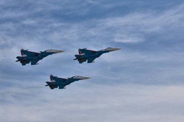 Rus Hava Kuvvetleri, Rus Şövalyeleri akrobatik takımının performansı. Sukhoi Su-30SM uçaklarında, NATO kod adı Flanker-C Uluslararası Askeri-Teknik Forum-2020. 09.25.2020, Moskova, Rusya