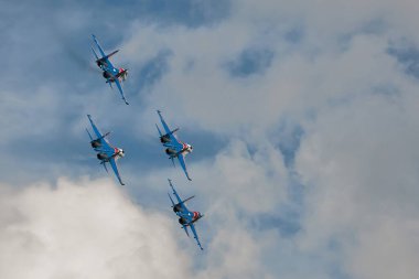 Rus Hava Kuvvetleri, Rus Şövalyeleri akrobatik takımının performansı. Sukhoi Su-30SM uçaklarında, NATO kod adı Flanker-C Uluslararası Askeri-Teknik Forum-2020. 09.25.2020, Moskova, Rusya