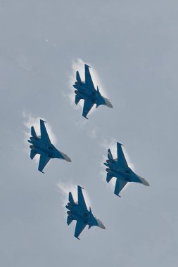 Rus Hava Kuvvetleri, Rus Şövalyeleri akrobatik takımının performansı. Sukhoi Su-30SM uçaklarında, NATO kod adı Flanker-C Uluslararası Askeri-Teknik Forum-2020. 09.25.2020, Moskova, Rusya