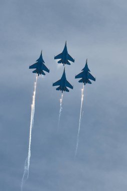 Rus Hava Kuvvetleri, Rus Şövalyeleri akrobatik takımının performansı. Sukhoi Su-30SM uçaklarında, NATO kod adı Flanker-C Uluslararası Askeri-Teknik Forum-2020. 09.25.2020, Moskova, Rusya