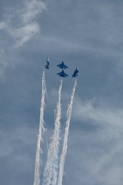 Rus Hava Kuvvetleri, Rus Şövalyeleri akrobatik takımının performansı. Sukhoi Su-30SM uçaklarında, NATO kod adı Flanker-C Uluslararası Askeri-Teknik Forum-2020. 09.25.2020, Moskova, Rusya