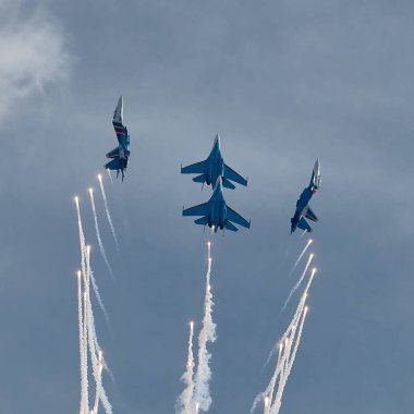 Rus Hava Kuvvetleri, Rus Şövalyeleri akrobatik takımının performansı. Sukhoi Su-30SM uçaklarında, NATO kod adı Flanker-C Uluslararası Askeri-Teknik Forum-2020. 09.25.2020, Moskova, Rusya