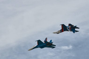 Rus Hava Kuvvetleri, Rus Şövalyeleri akrobatik takımının performansı. Sukhoi Su-30SM uçaklarında, NATO kod adı Flanker-C Uluslararası Askeri-Teknik Forum-2020. 09.25.2020, Moskova, Rusya