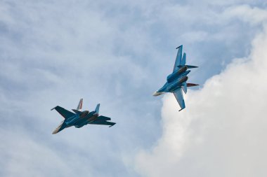 Rus Hava Kuvvetleri, Rus Şövalyeleri akrobatik takımının performansı. Sukhoi Su-30SM uçaklarında, NATO kod adı Flanker-C Uluslararası Askeri-Teknik Forum-2020. 09.25.2020, Moskova, Rusya