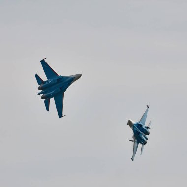 Rus Hava Kuvvetleri, Rus Şövalyeleri akrobatik takımının performansı. Sukhoi Su-30SM uçaklarında, NATO kod adı Flanker-C Uluslararası Askeri-Teknik Forum-2020. 09.25.2020, Moskova, Rusya