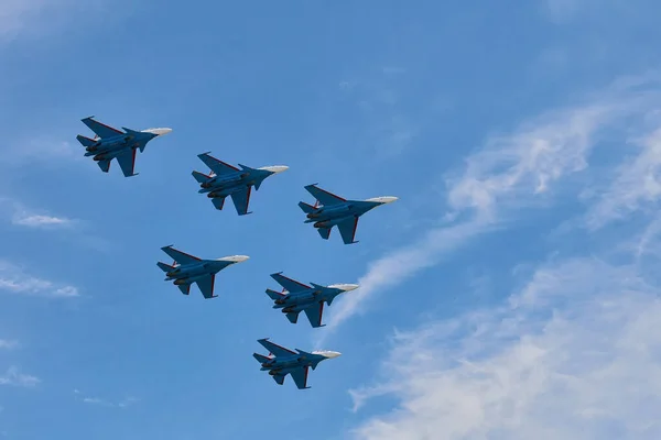 Orosz Lovagok Orosz Légierő Aerobik Csapatának Teljesítménye Sukhoi 30Sm Gépeken — Stock Fotó