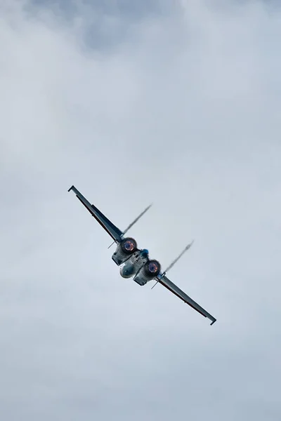 Combate Aviones Combate Sobrevuelan Con Postquemador Cielo Claro Posquemador Completo — Foto de Stock