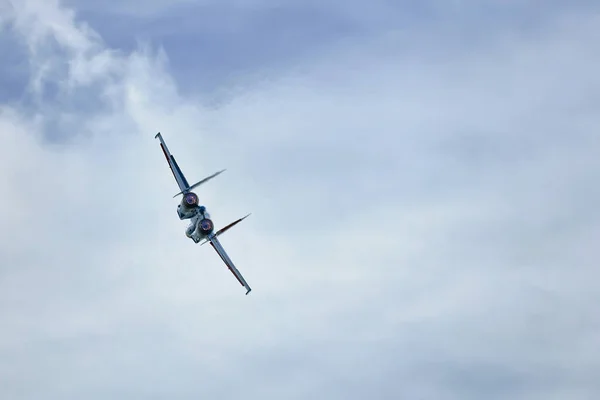 Combate aviones de combate sobrevuelan con postquemador. cielo claro posquemador completo. — Foto de Stock