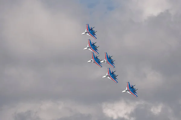 Prestaties van het aerobatische team Russische Ridders, Russische Luchtmacht. vliegtuigen Sukhoi Su-30SM, NAVO codenaam: Flanker-C. International Military-Technical Forum Army-2020. 09.25.2020, Moskou, Rusland — Stockfoto