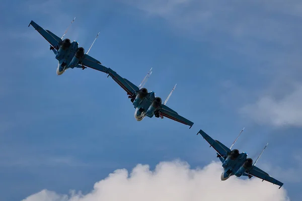 Desempeño del equipo acrobático Caballeros rusos, Fuerza Aérea Rusa. aviones Sukhoi Su-30SM, nombre en clave de la OTAN: Flanker-C. International Military-Technical Forum Army-2020. 09.25.2020, Moscú, Rusia —  Fotos de Stock