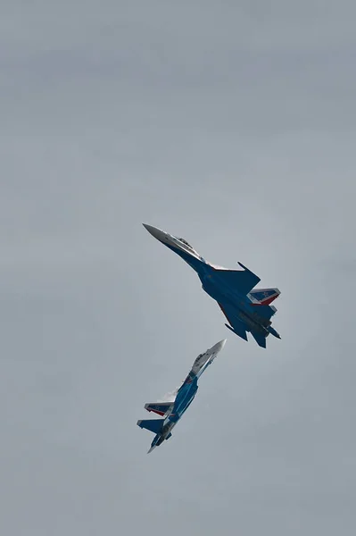 Performance of the aerobatic team Russian Knights, Russian Air Force. planes Sukhoi Su-30SM, NATO code name: Flanker-C. International Military-Technical Forum Army-2020 . 09.25.2020, Moscow, Russia — Stock Photo, Image
