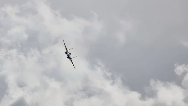 Combat avions de combat survolent avec postcombustion. ciel dégagé post-combustion complète — Photo