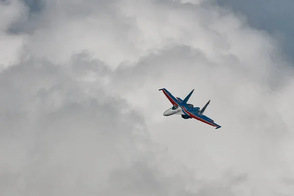 Desempeño del equipo acrobático Caballeros rusos, Fuerza Aérea Rusa. aviones Sukhoi Su-30SM, nombre en clave de la OTAN: Flanker-C. International Military-Technical Forum Army-2020. 09.25.2020, Moscú, Rusia —  Fotos de Stock