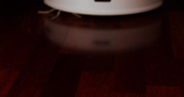 Ahşap zemininde karaciğer olan akıllı robot süpürgesi. Robot elektrikli süpürge daireyi otomatik olarak temizliyor. 4K ağır çekim 100 fps, ProRes 422, 10 bit