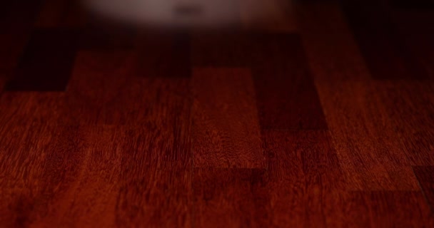 Smart Staubsaugerroboter mit Lidar auf Holzboden. Staubsaugerroboter führen die automatische Reinigung der Wohnung durch. 4K Zeitlupe 100 fps, ProRes 422, 10 bit — Stockvideo