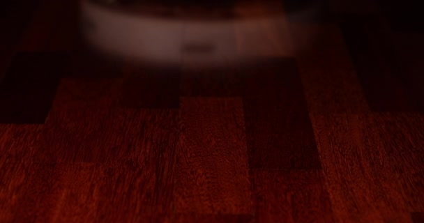Smart Staubsaugerroboter mit Lidar auf Holzboden. Staubsaugerroboter führen die automatische Reinigung der Wohnung durch. 4K Zeitlupe 100 fps, ProRes 422, 10 bit — Stockvideo