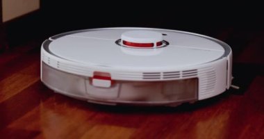 Ahşap zemininde karaciğer olan akıllı robot süpürgesi. Robot elektrikli süpürge daireyi otomatik olarak temizliyor. 4K ağır çekim 100 fps, ProRes 422, 10 bit
