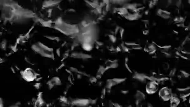 Salpicaduras y gotas en la superficie del líquido. Fondo negro abstracto Vibración del agua — Vídeo de stock