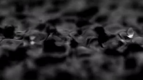 Salpicaduras y gotas en la superficie del líquido. Fondo negro abstracto Vibración del agua. 4K cámara lenta 100 fps, ProRes 422, 10 bit — Vídeos de Stock
