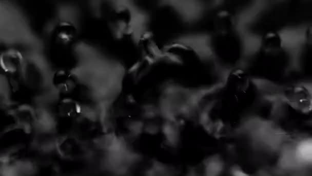 Spritzer und Tropfen auf der Oberfläche der Flüssigkeit. Abstrakter schwarzer Hintergrund Wasservibration. 4K Zeitlupe 100 fps, ProRes 422, 10 bit — Stockvideo