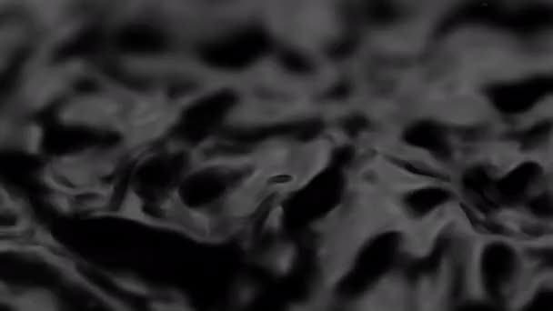 Salpicaduras y gotas en la superficie del líquido. Fondo negro abstracto Vibración del agua. 4K cámara lenta 100 fps, ProRes 422, 10 bit — Vídeos de Stock