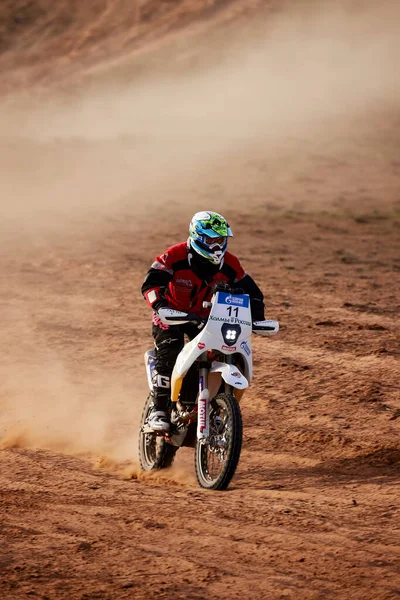 Rytter på en off-road motorcykel på ørkenen rally. Rally plyndre guld KAGAN-2021. 24.04.2021 Astrakhan, Rusland - Stock-foto