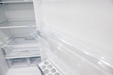Boş bir buzdolabı. Boş, temiz bir buzdolabının içinde, çözündükten sonra bir buzdolabı bölmesi.
