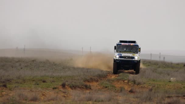 Caminhão desportivo KAMAZ ultrapassa a parte difícil da rota durante o Rally raid O OURO DE KAGAN-2021. 4K câmera lenta 120 fps ProRes 422, 10 bits. 25.04.2021 Astrakhan, Rússia — Vídeo de Stock