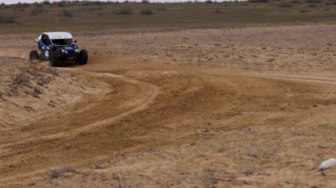 Spor araba, Rally baskını sırasında rotanın zor kısmını aşıyor KAGAN-2021 'in altınını. 4K ağır çekim 120 fps ProRes 422, 10 bit. 25.04.2021 Astrakhan, Rusya