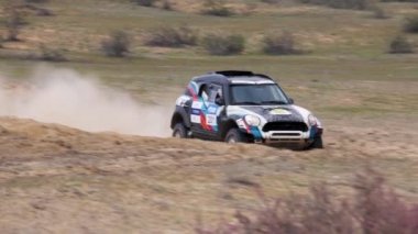 Spor araba, Rally baskını sırasında rotanın zor kısmını aşıyor KAGAN-2021 'in altınını. 4K ağır çekim 120 fps ProRes 422, 10 bit. 25.04.2021 Astrakhan, Rusya