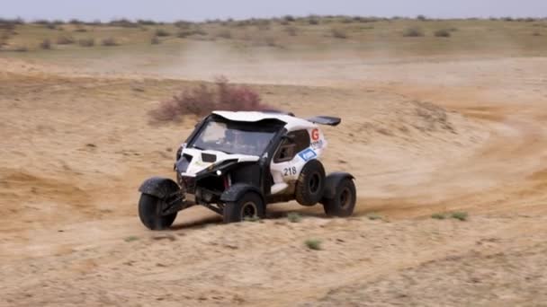 Spor araba, Rally baskını sırasında rotanın zor kısmını aşıyor KAGAN-2021 'in altınını. 4K ağır çekim 120 fps ProRes 422, 10 bit. 25.04.2021 Astrakhan, Rusya — Stok video