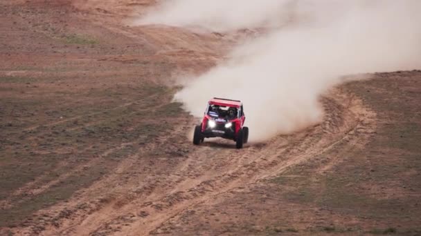 Спортивний автомобіль Off Road Extreme Racing перетинає важку частину маршруту під час рейду Rally на GOLD KAGAN-2021. 4K повільний рух 120 fps ProRes 422, 10 біт. 25.04.2021 Астрахан, Росія — стокове відео