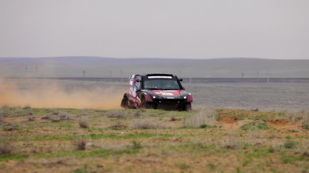 Sportbil för Off Road Extreme Racing får över den svåra delen av rutten under rallyt räd guld KAGAN-2021. 4K slow motion 120 fps ProRes 422, 10 bit. 25.04.2021 Astrakhan, Ryssland — Stockvideo