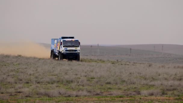 Caminhão desportivo KAMAZ ultrapassa a parte difícil da rota durante o Rally raid O OURO DE KAGAN-2021. 4K câmera lenta 120 fps ProRes 422, 10 bits. 25.04.2021 Astrakhan, Rússia — Vídeo de Stock