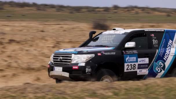 El coche deportivo supera la parte difícil de la ruta durante el rally raid THE GOLD OF KAGAN-2021. 4K cámara lenta 120 fps ProRes 422, 10 bit. 25.04.2021 Astracán, Rusia — Vídeo de stock