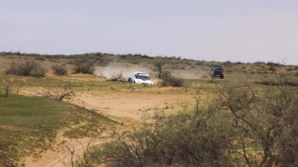 Carro esporte fica sobre a parte difícil da rota durante o Rally raid O OURO DE KAGAN-2021. 4K câmera lenta 120 fps ProRes 422, 10 bits. 25.04.2021 Astrakhan, Rússia — Vídeo de Stock