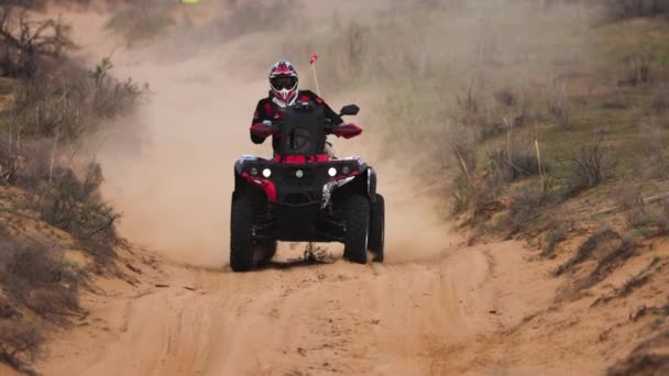 Quad Bike for Off Road Extreme Racing supera la parte difícil de la ruta durante el rally raid THE GOLD OF KAGAN-2021. 4K cámara lenta 120 fps ProRes 422, 10 bit. 25.04.2021 Astracán, Rusia — Vídeos de Stock