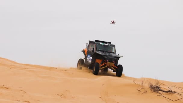 Carro esporte fica sobre a parte difícil da rota durante o Rally raid O OURO DE KAGAN-2021. 4K câmera lenta 120 fps ProRes 422, 10 bits. 25.04.2021 Astrakhan, Rússia — Vídeo de Stock