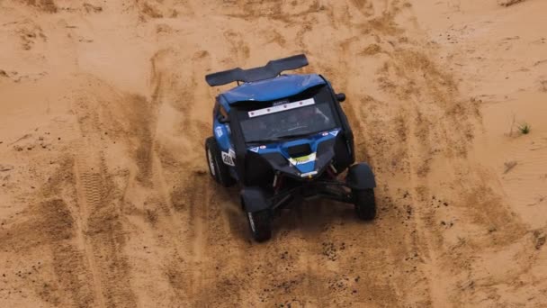 Sport bil får över den svåra delen av rutten under Rally raid guld KAGAN-2021. 4K slow motion 120 fps ProRes 422, 10 bit. 25.04.2021 Astrakhan, Ryssland — Stockvideo