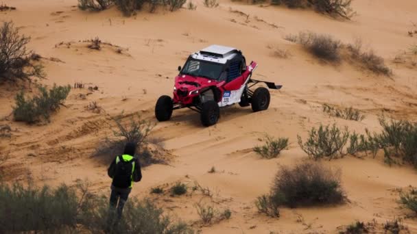 Sportwagen komt over het moeilijke deel van de route tijdens de Rally inval DE GOUD VAN KAGAN-2021. 4K slow motion 120 fps ProRes 422, 10 bit. 25.04.2021 Astrachan, Rusland — Stockvideo