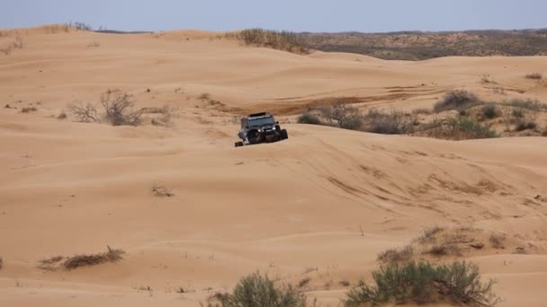 Спортивный автомобиль для Off Road Extreme Racing преодолевает сложную часть маршрута во время рейда на Ралли в песке. Золото Кагана-2021. slow motion 120 fps. 25.04.2021 Астрахань, Россия — стоковое видео