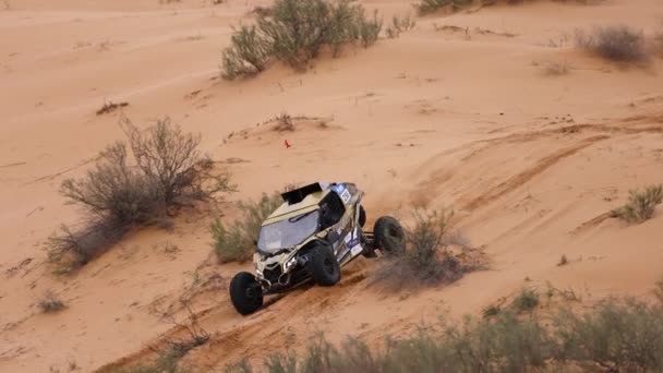 Спортивний автомобіль Off Road Extreme Racing перетинає важку частину маршруту під час рейду на пісок. The GOLD of KAGAN-2021 повільний рух 120 пострілів. 25.04.2021 Астрахан, Росія — стокове відео