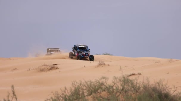 Спортивный автомобиль для Off Road Extreme Racing преодолевает сложную часть маршрута во время рейда на Ралли в песке. Золото Кагана-2021. slow motion 120 fps. 25.04.2021 Астрахань, Россия — стоковое видео