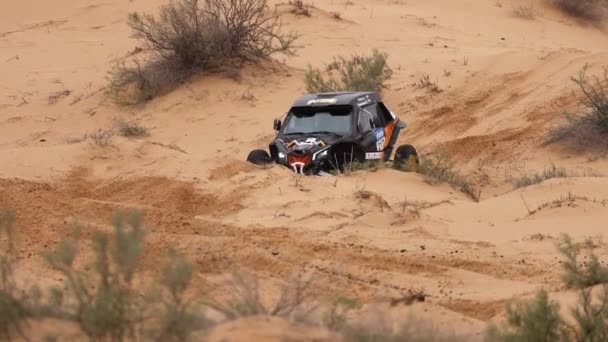 越野赛跑车在沙地的拉力赛中克服了路线上的困难。KAGAN-2021的黄金。慢动作120 fps 。2021年4月25日 — 图库视频影像