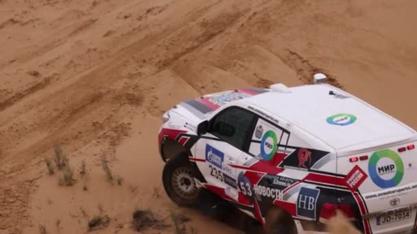 Sport bil för Off Road Extreme Racing får över den svåra delen av rutten under Rally räden i sand. KAGANS GULD-2021. slow motion 120 fps. 25.04.2021 Astrakhan, Ryssland — Stockvideo