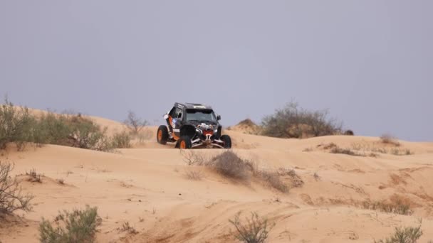 Sport auto voor Off Road Extreme Racing krijgt over het moeilijke deel van de route tijdens de Rally inval in het zand. De Goud van Kagan-2021. slow motion 120 fps. 25.04.2021 Astrachan, Rusland — Stockvideo